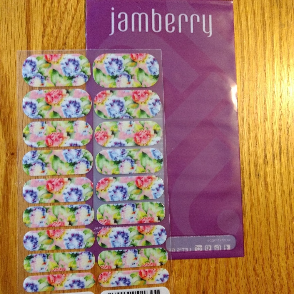 NWT Jamberry Nail Wraps in Faded Bouquet